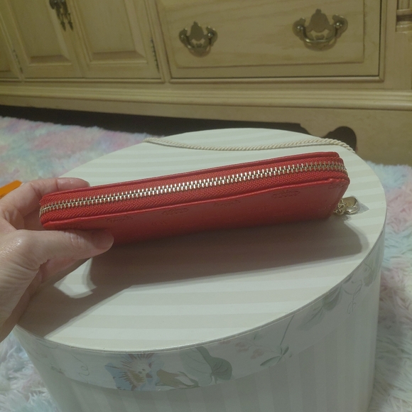 Juicy Couture Red Deluxe Wallet  with Heart Zipper Pull Brand New With Tags - Picture 8 of 8